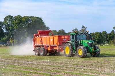 epandage de marne dans un champ avant les semis d'automne afin d